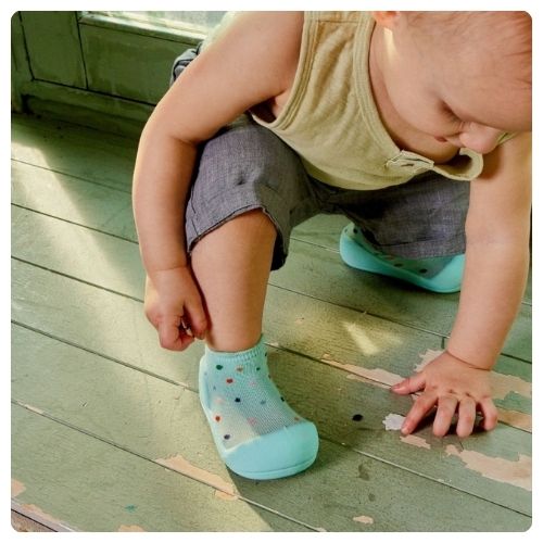 Beb&eacute; moviendo libremente los dedos de los pies con zapatos Attipas